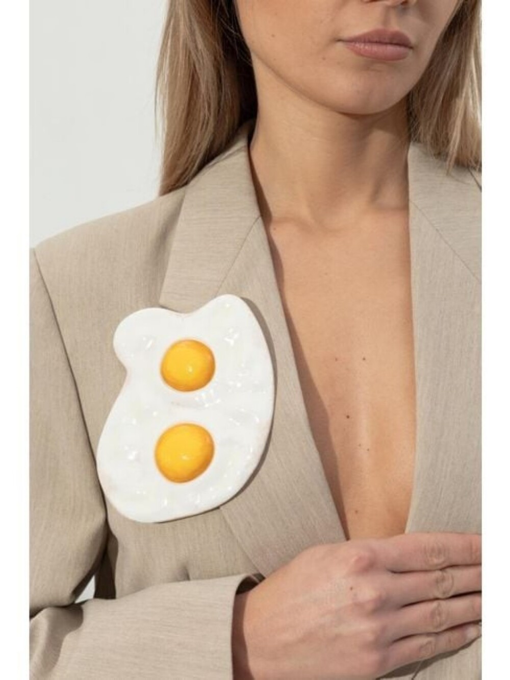 Moschino Yolk Egg Sunny Side Up Egg Brooch - White & Yellow - Picture 4 of 5